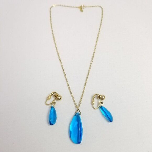 Vintage Sarah Coventry Blue Lucite Pendant Necklace and Clip On Earrings, Signed - Picture 8 of 9